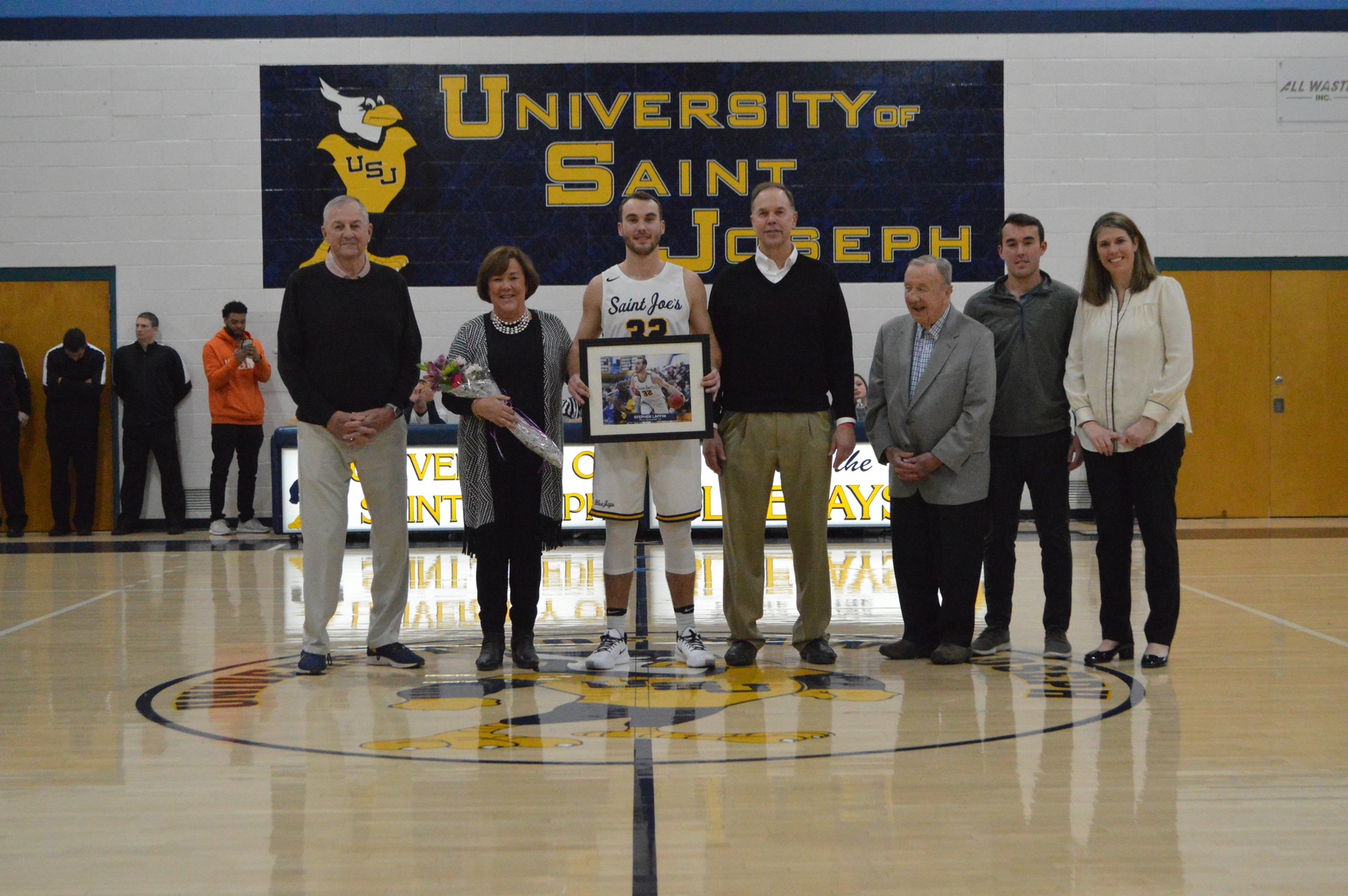 22 Straight For Men's Hoops, Close Senior Day In Style